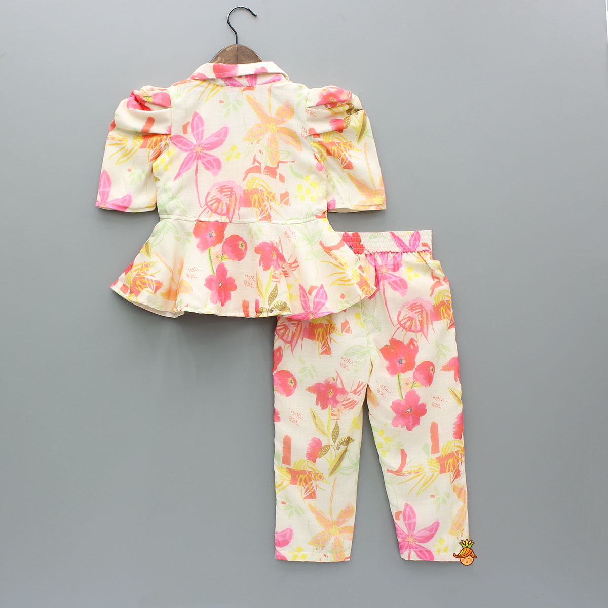 Puff Sleeves Printed Top And Dual Pocket Detail Pant