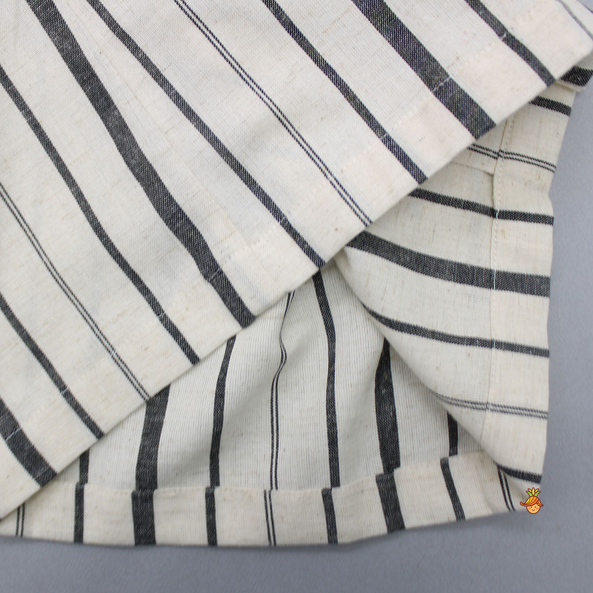 Black Stripe Printed Off White Shirt And Pockets Detail Shorts