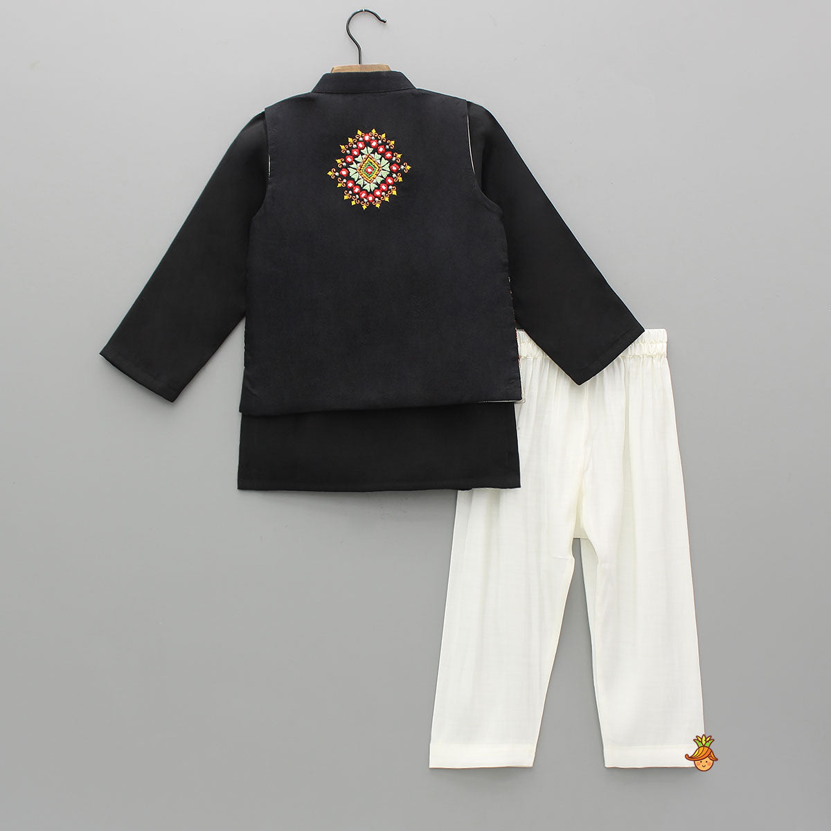 Thread-Detail Kurta With Front-Open Jacket And Pyjama
