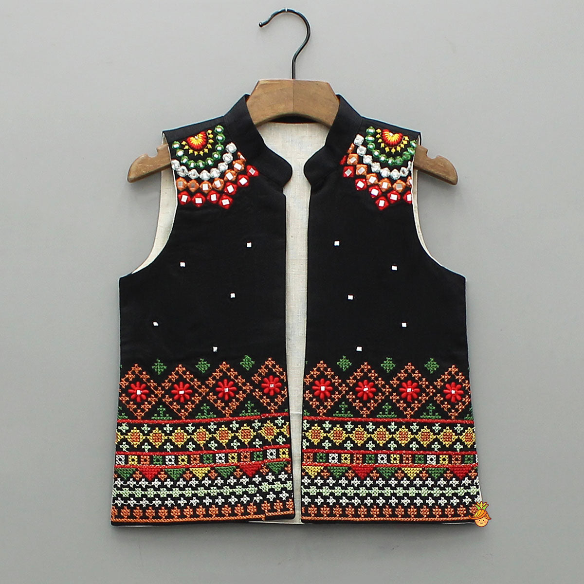 Thread-Detail Kurta With Front-Open Jacket And Pyjama
