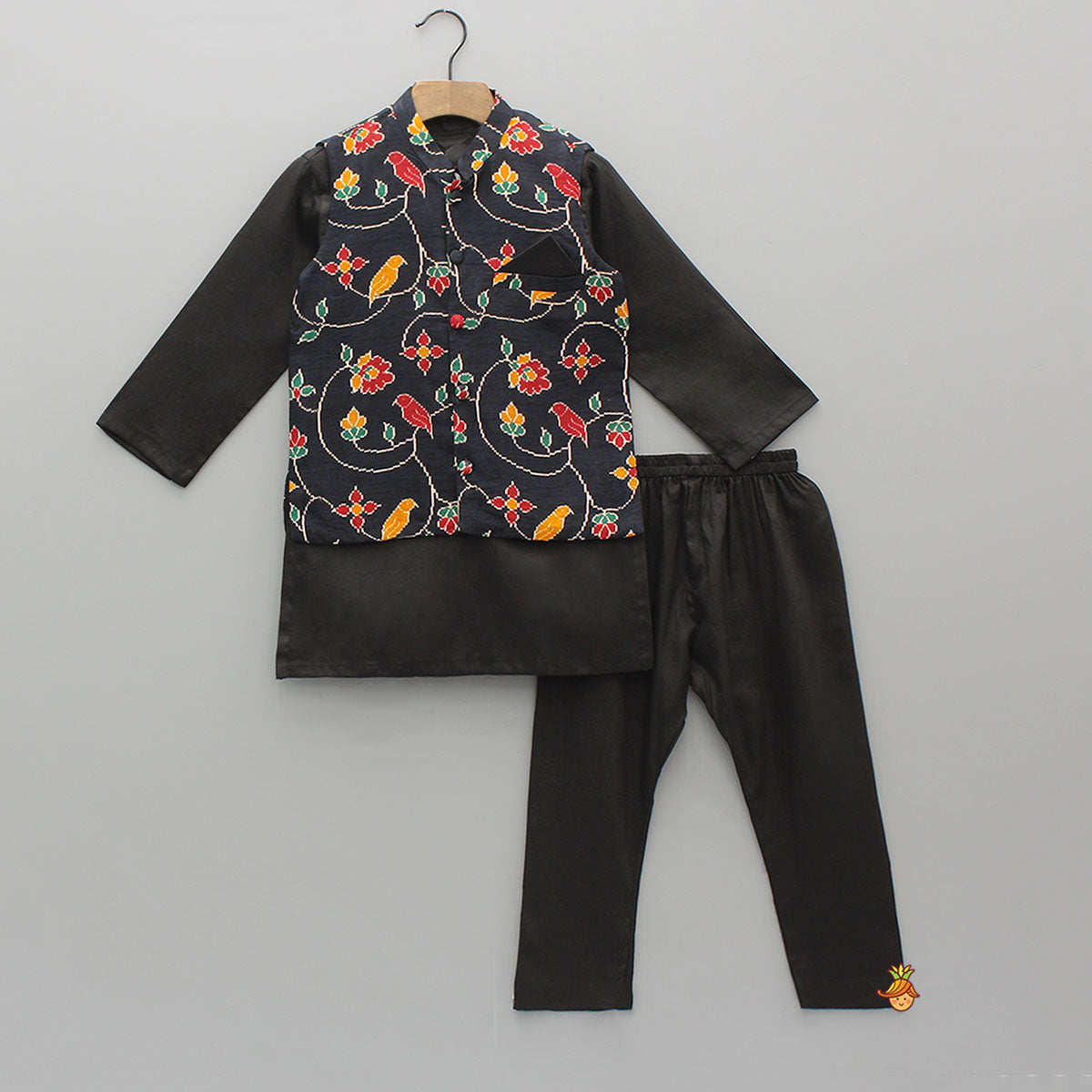 Ethnic Elegant Kurta With Pocket Detail Printed Jacket And Pyjama