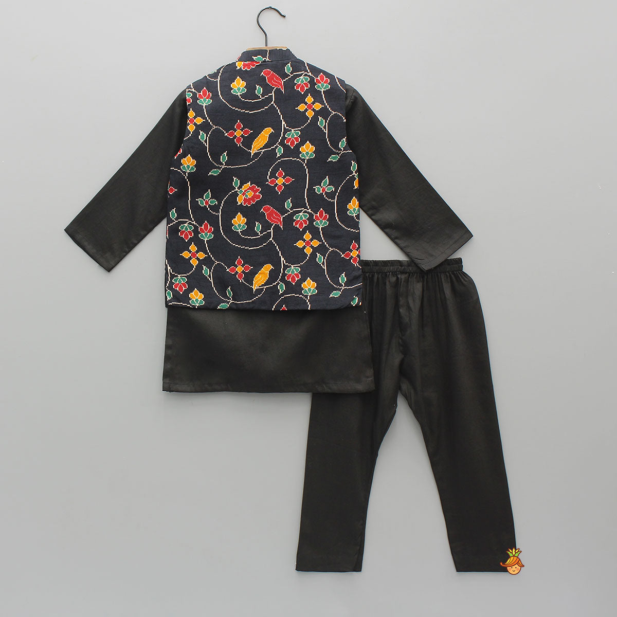 Ethnic Elegant Kurta With Pocket Detail Printed Jacket And Pyjama