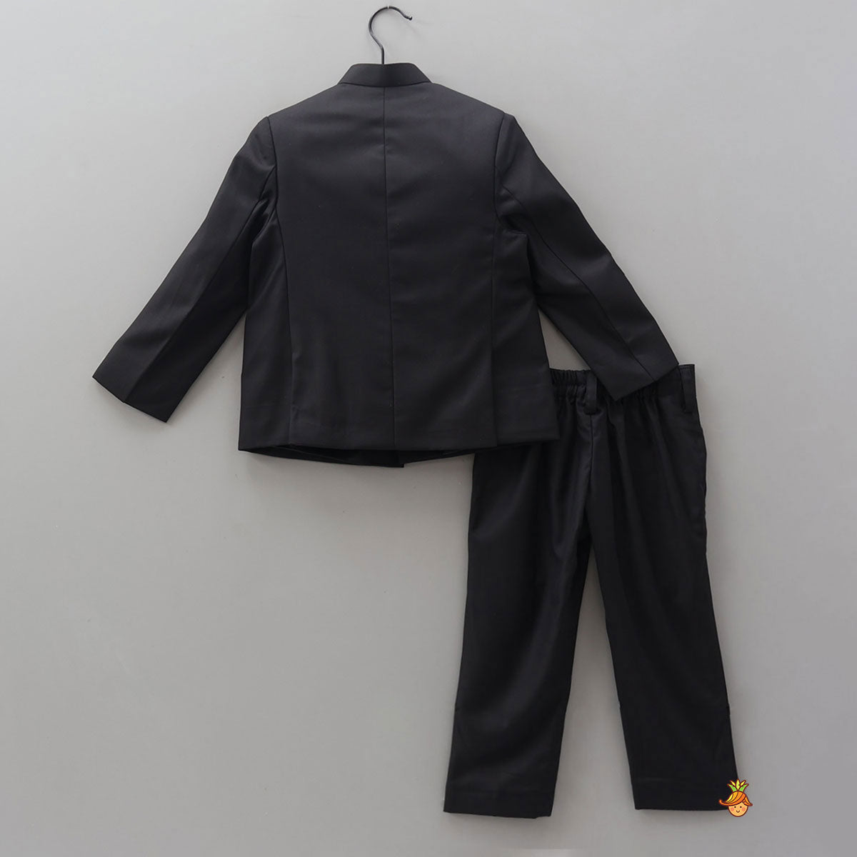 Dual Pocket Detail Elegant Sherwani And Pant