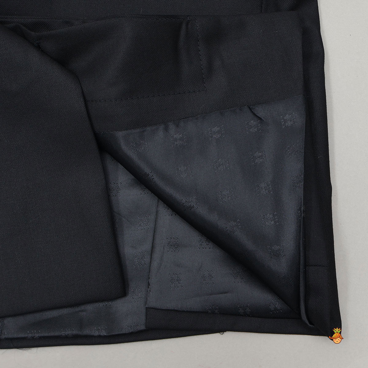 Dual Pocket Detail Elegant Sherwani And Pant