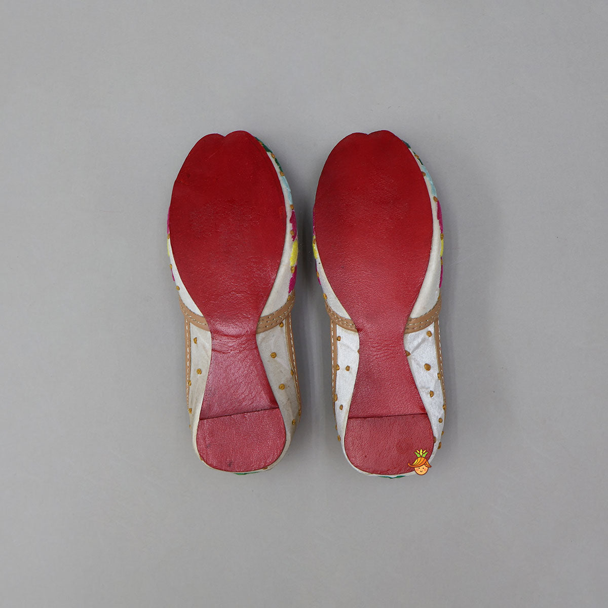 Thread Floral Embroidered Flat Jutti