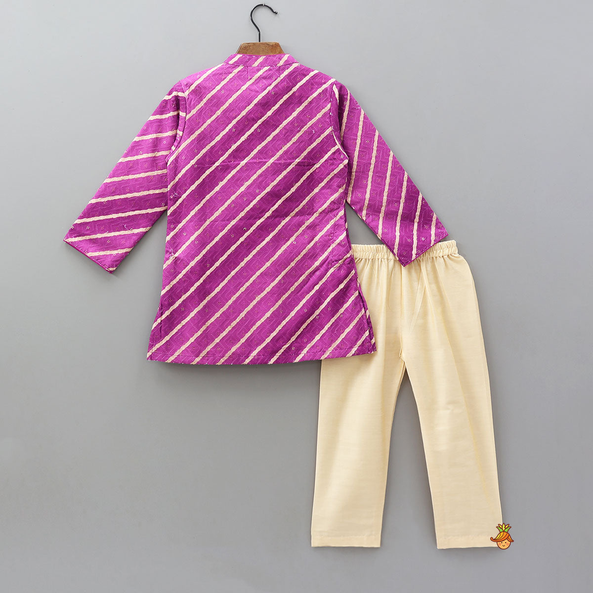 Leheriya Style Striped Schiffli Kurta And Pyjama