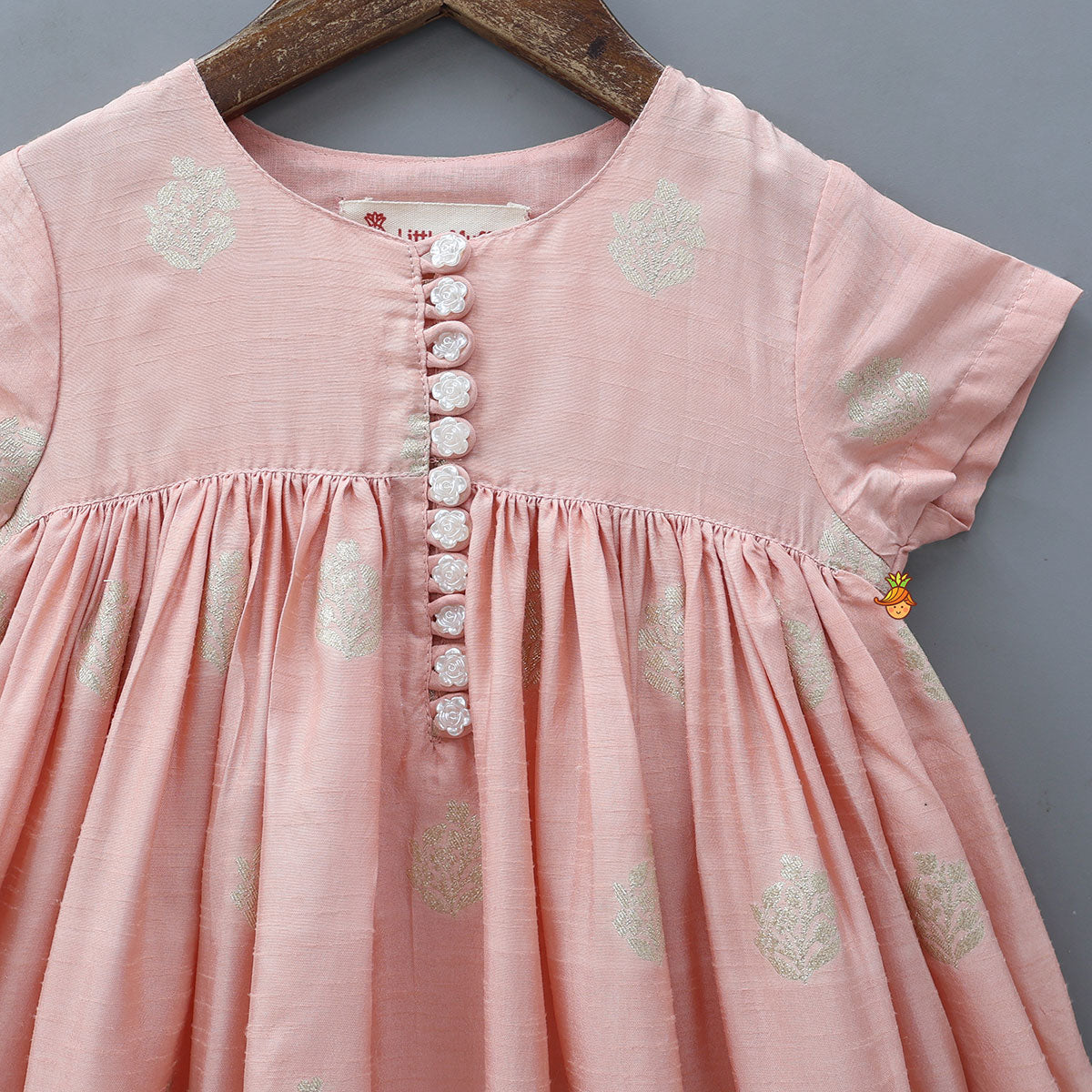 Loop Floral Button-Detail Elegant Kurti