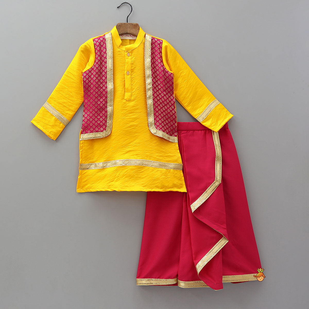Shimmery Festive Kurta With Lungi, Turban And Accessories Set