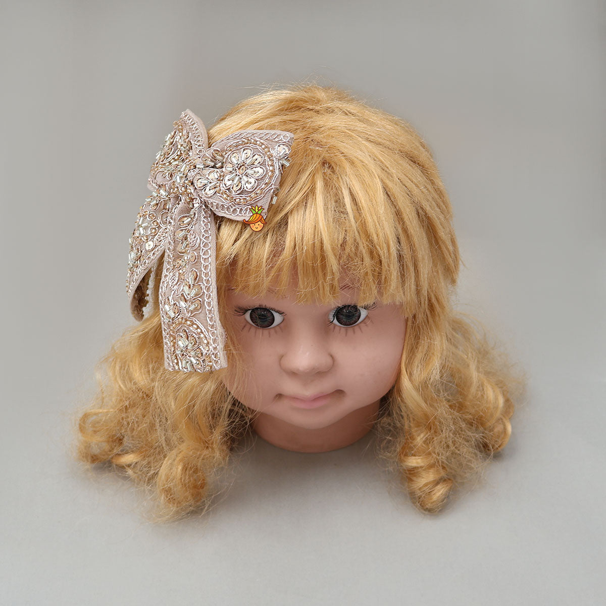 Intricately Embroidered Eye-Catching Net Hair Clip