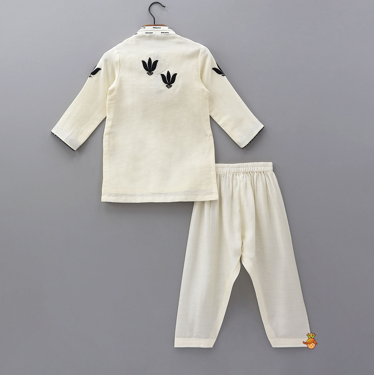 Ethnic Kurta And Salwar With Contrasting Stole