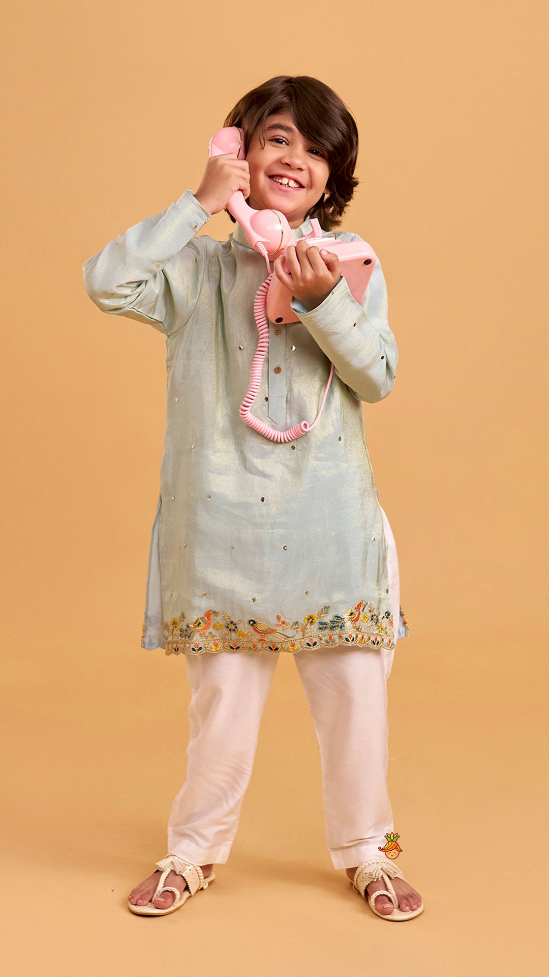 Vibrant Birds Embroidered Buti Detailed Kurta With Pyjama