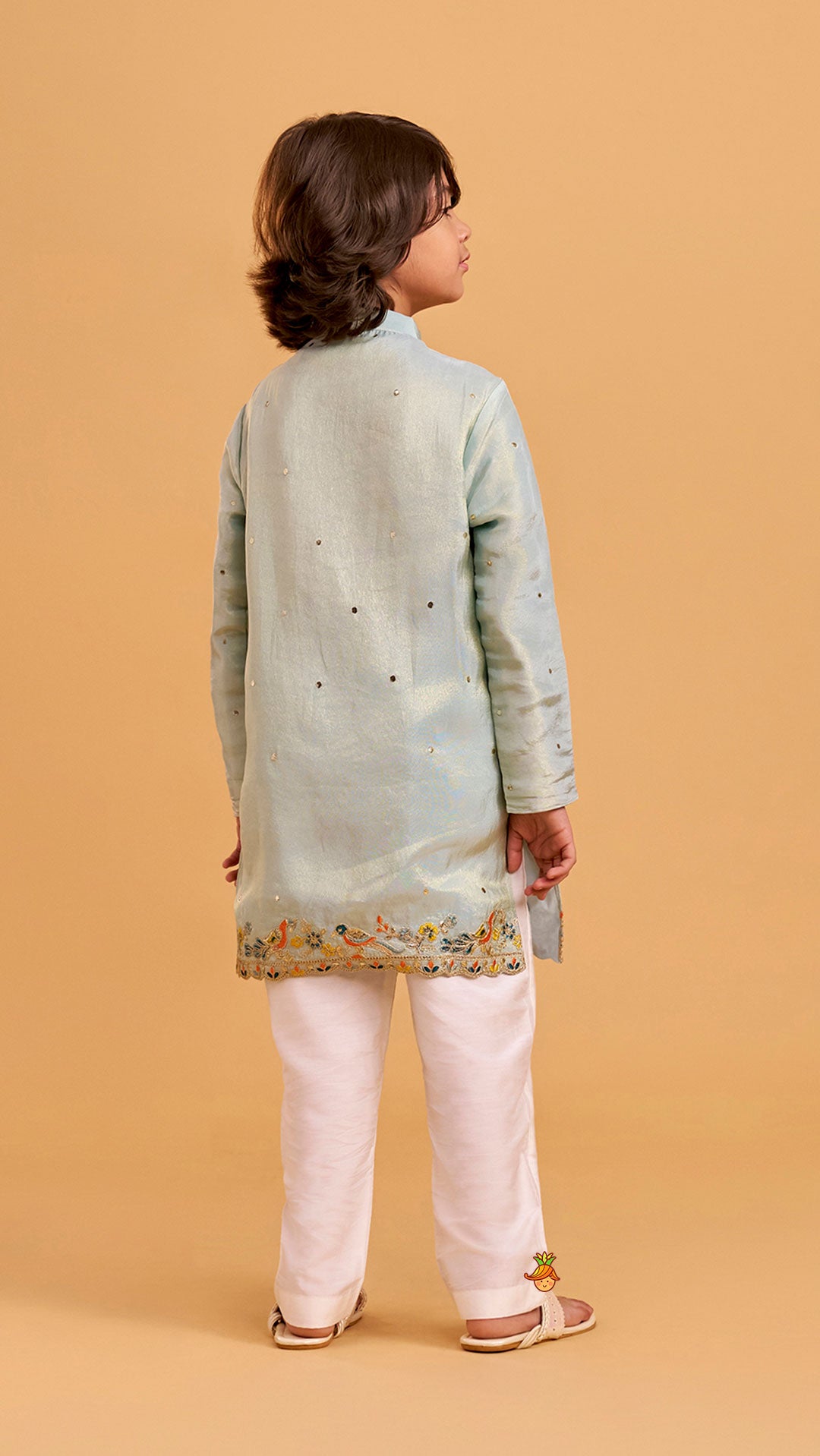 Vibrant Birds Embroidered Buti Detailed Kurta With Pyjama