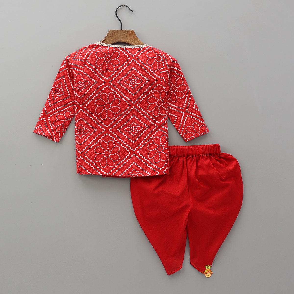 Bandhani Printed Jamna Set With Booties Mittens And Cap