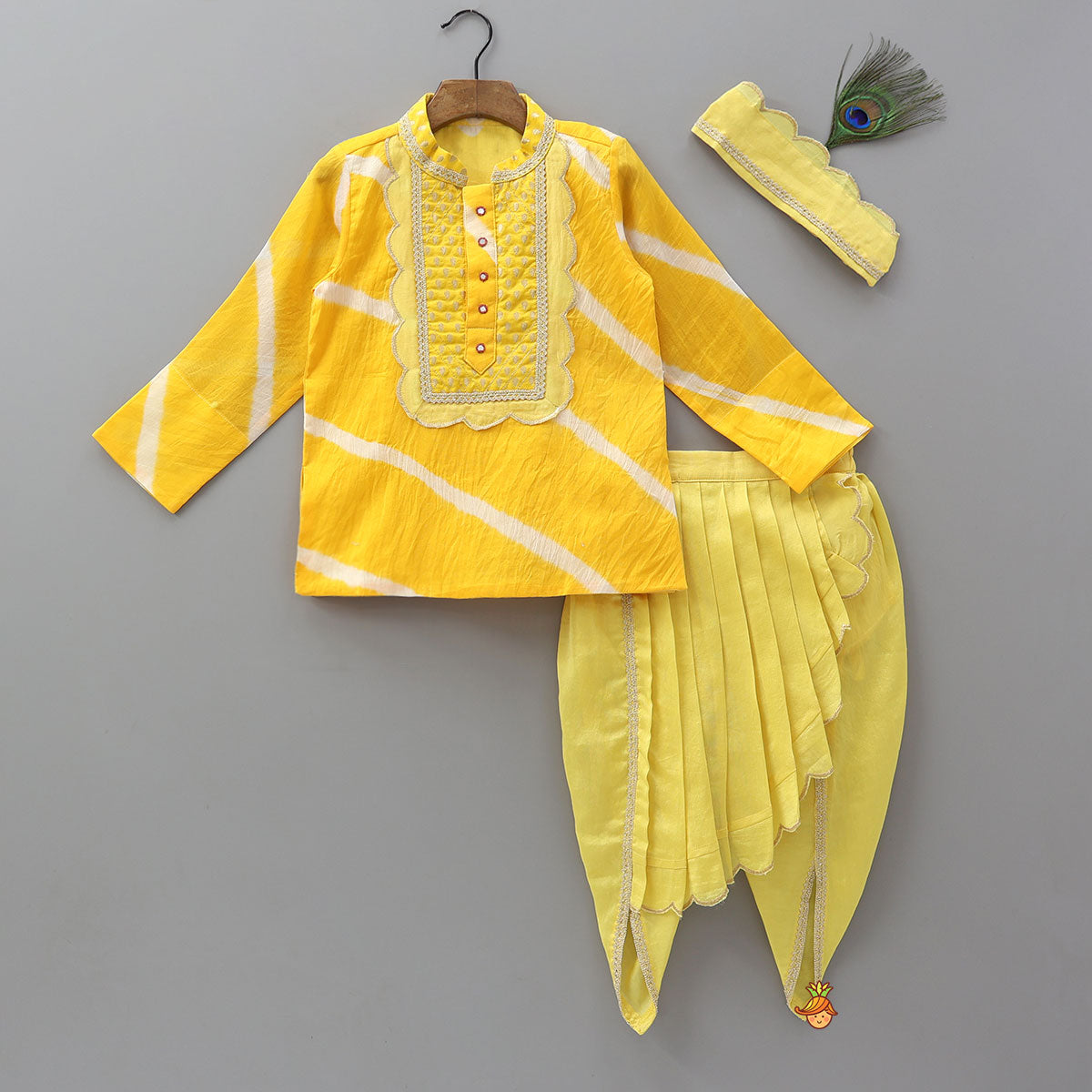 Scallop Designed Kurta And Pleated Dhoti With Mukut
