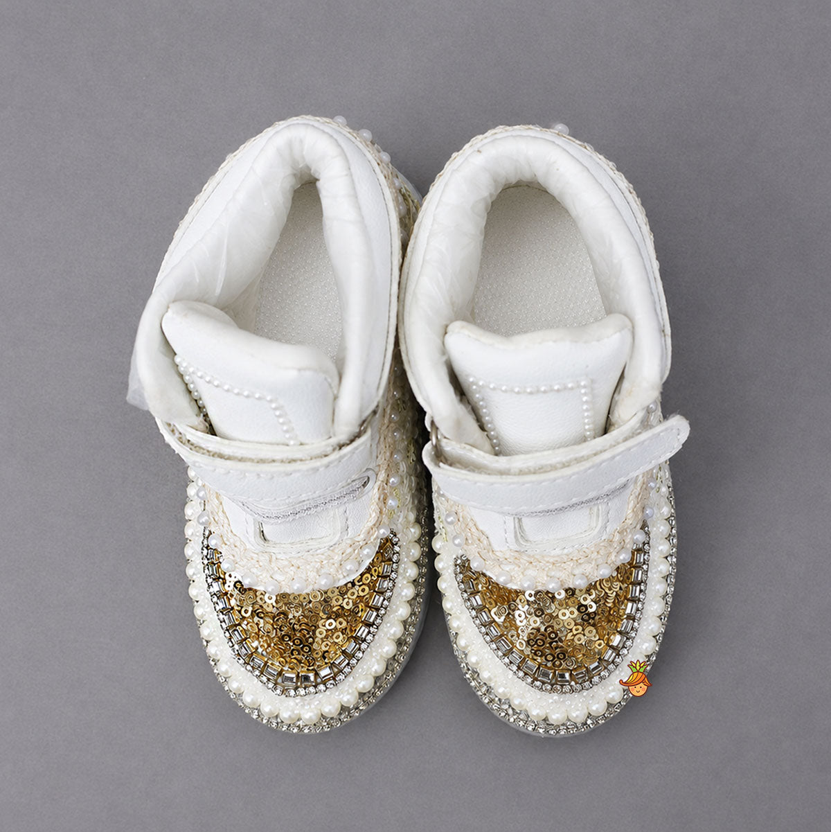 Fashionable Embroidered Lace Shoes