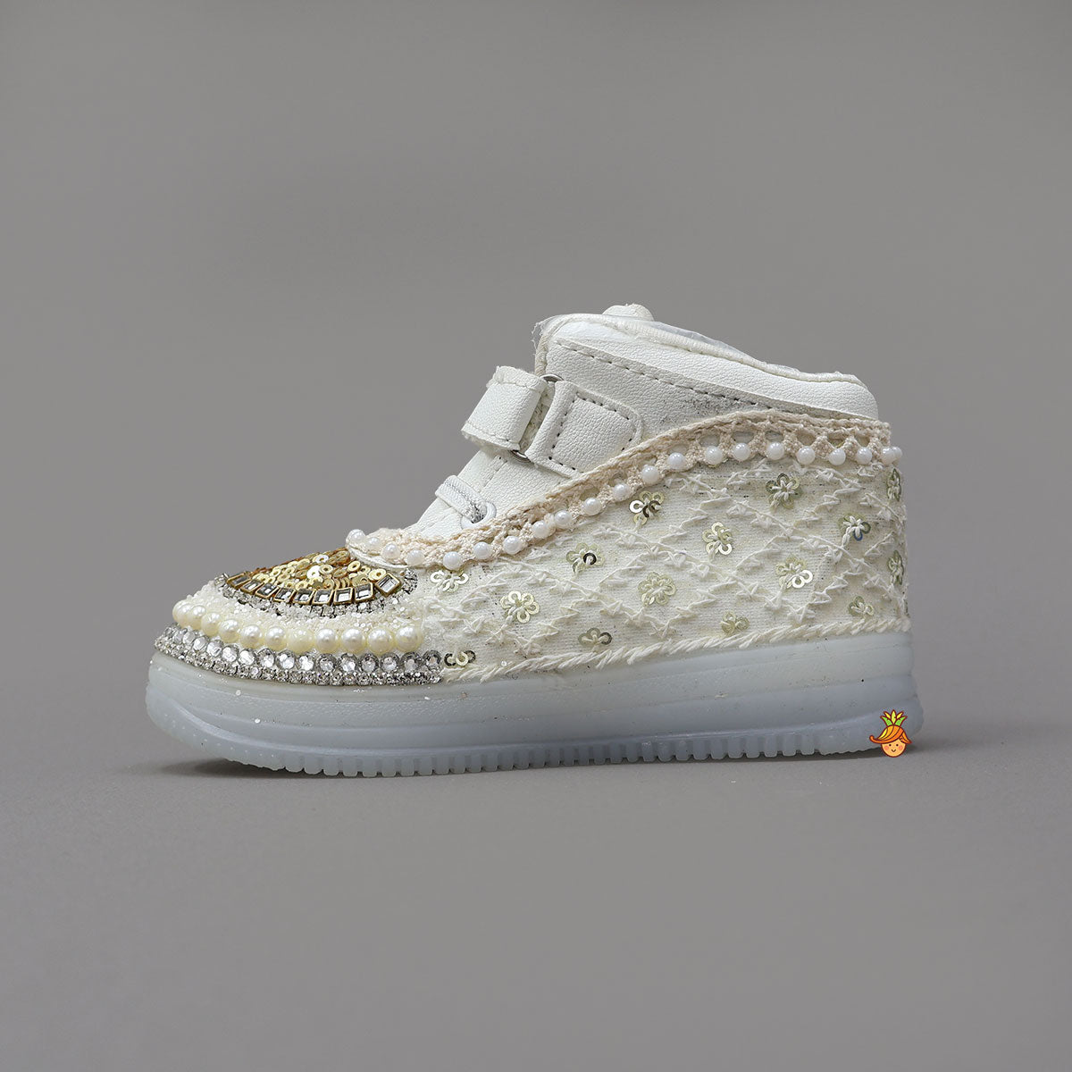 Fashionable Embroidered Lace Shoes
