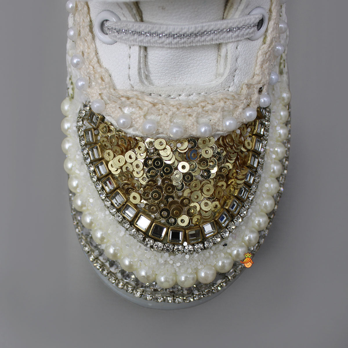 Fashionable Embroidered Lace Shoes