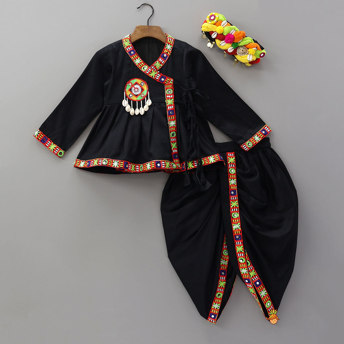 Stunning Kediya With Dhoti And Multicoloured Turban