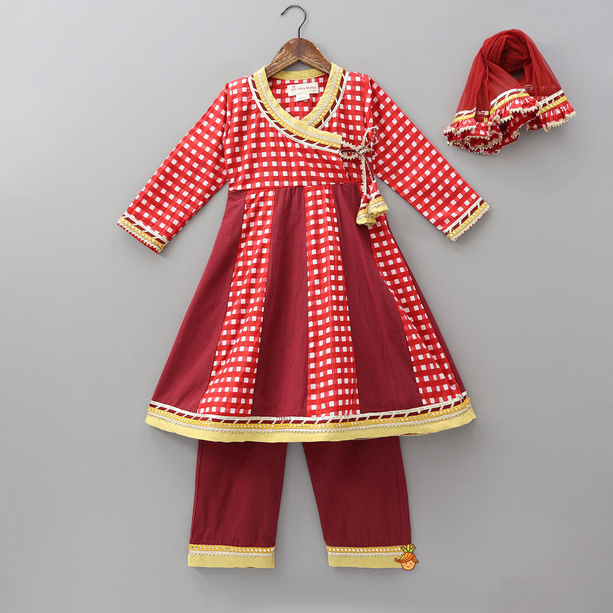 Checks Printed Kurti And Pant With Dupatta