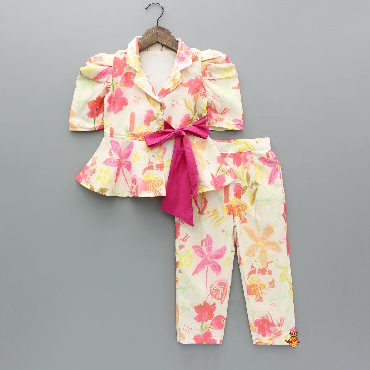 Puff Sleeves Printed Top And Dual Pocket Detail Pant