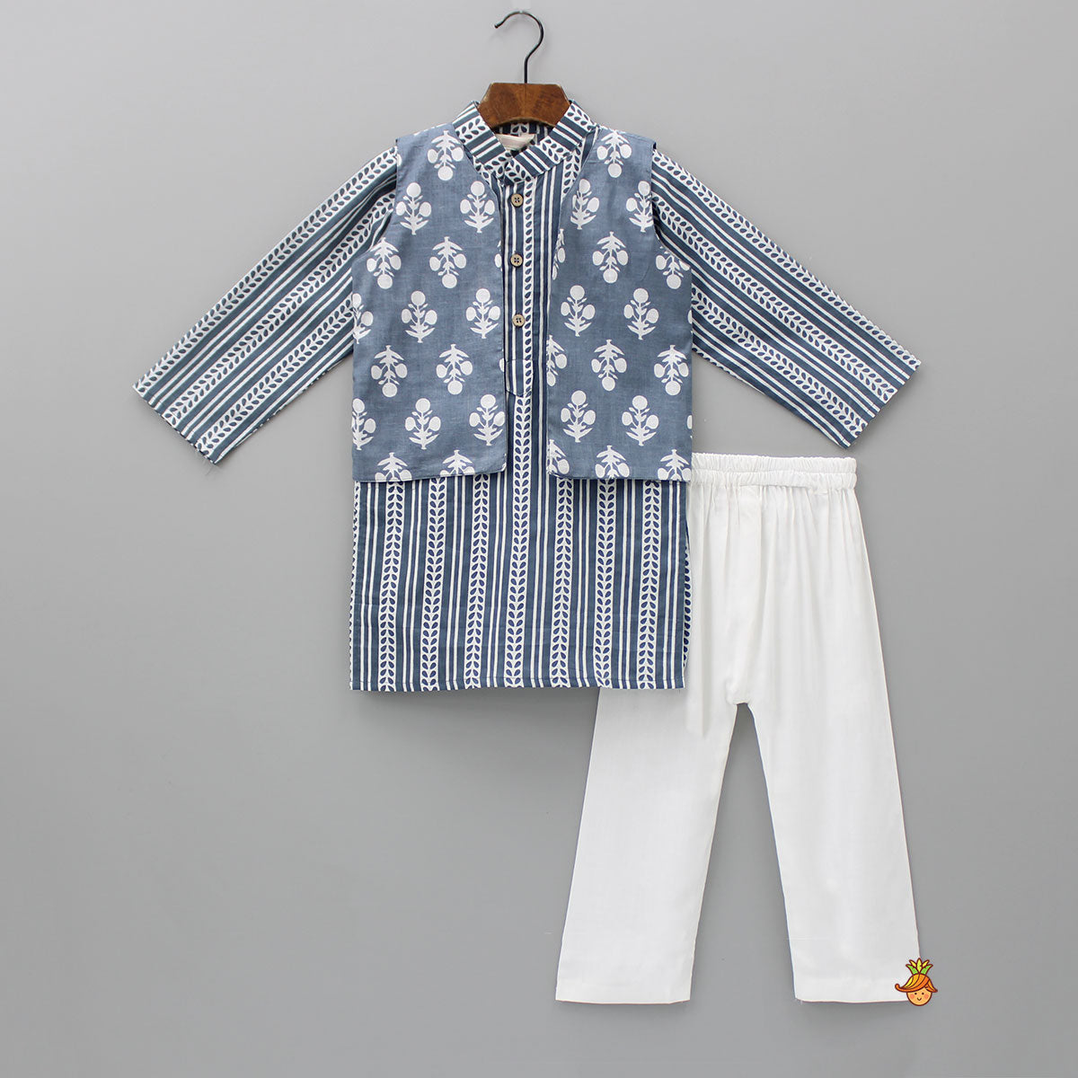 Pre Order: Pockets Detail Kurta With Grey Jacket And Pyjama
