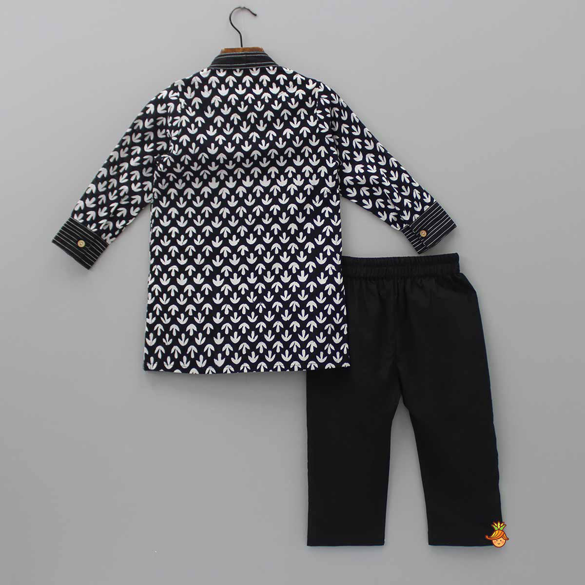 Black And White Thread Detailed Kurta With Pyjama