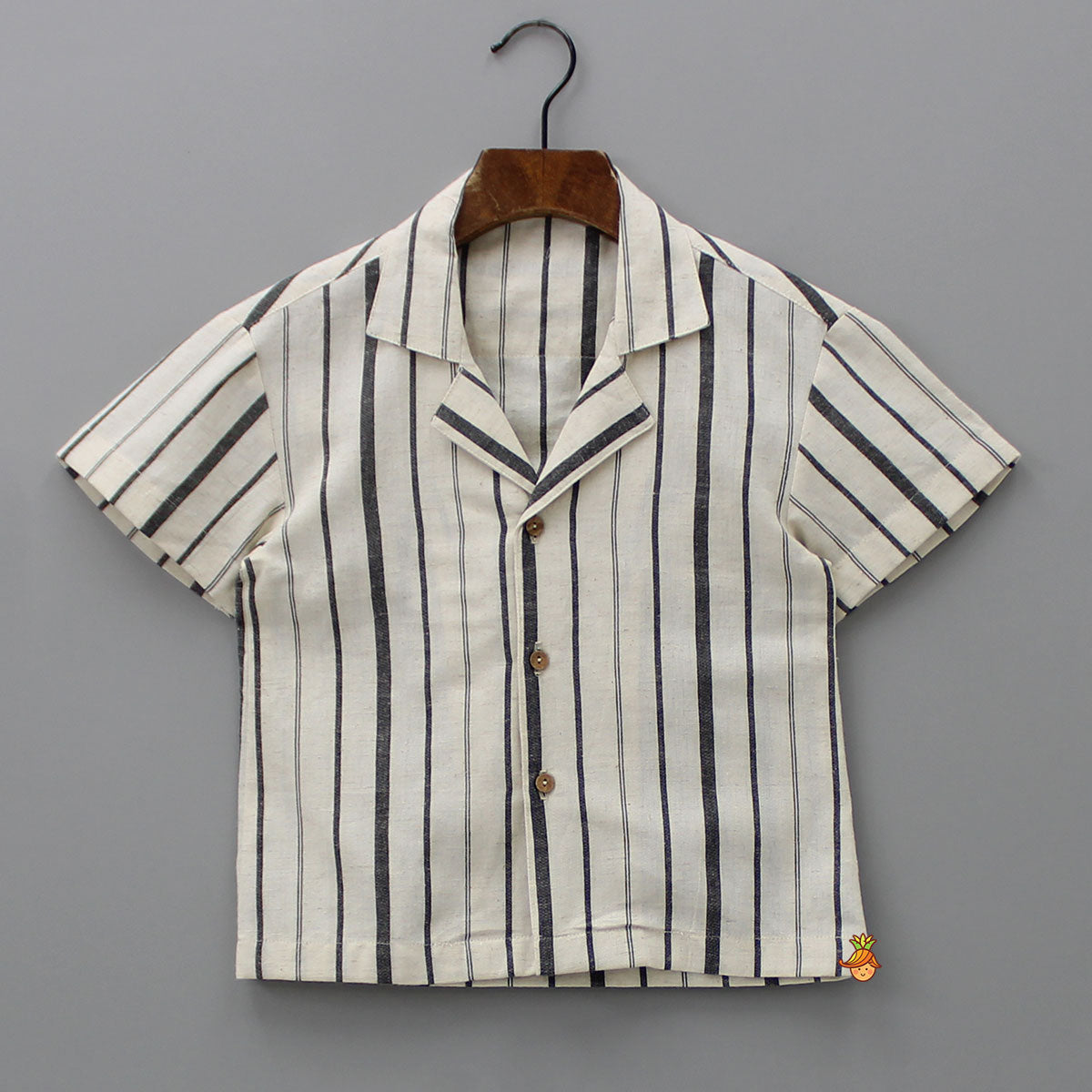 Black Stripe Printed Off White Shirt And Pockets Detail Shorts