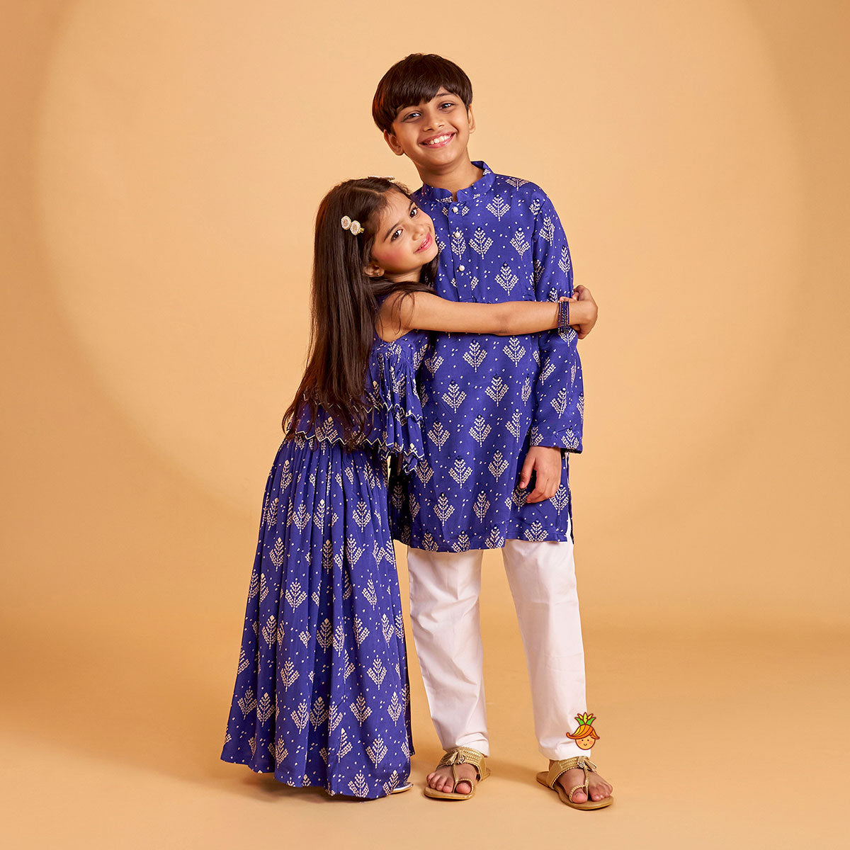 Printed Blue Kurta And Pyjama twinning model image 2
