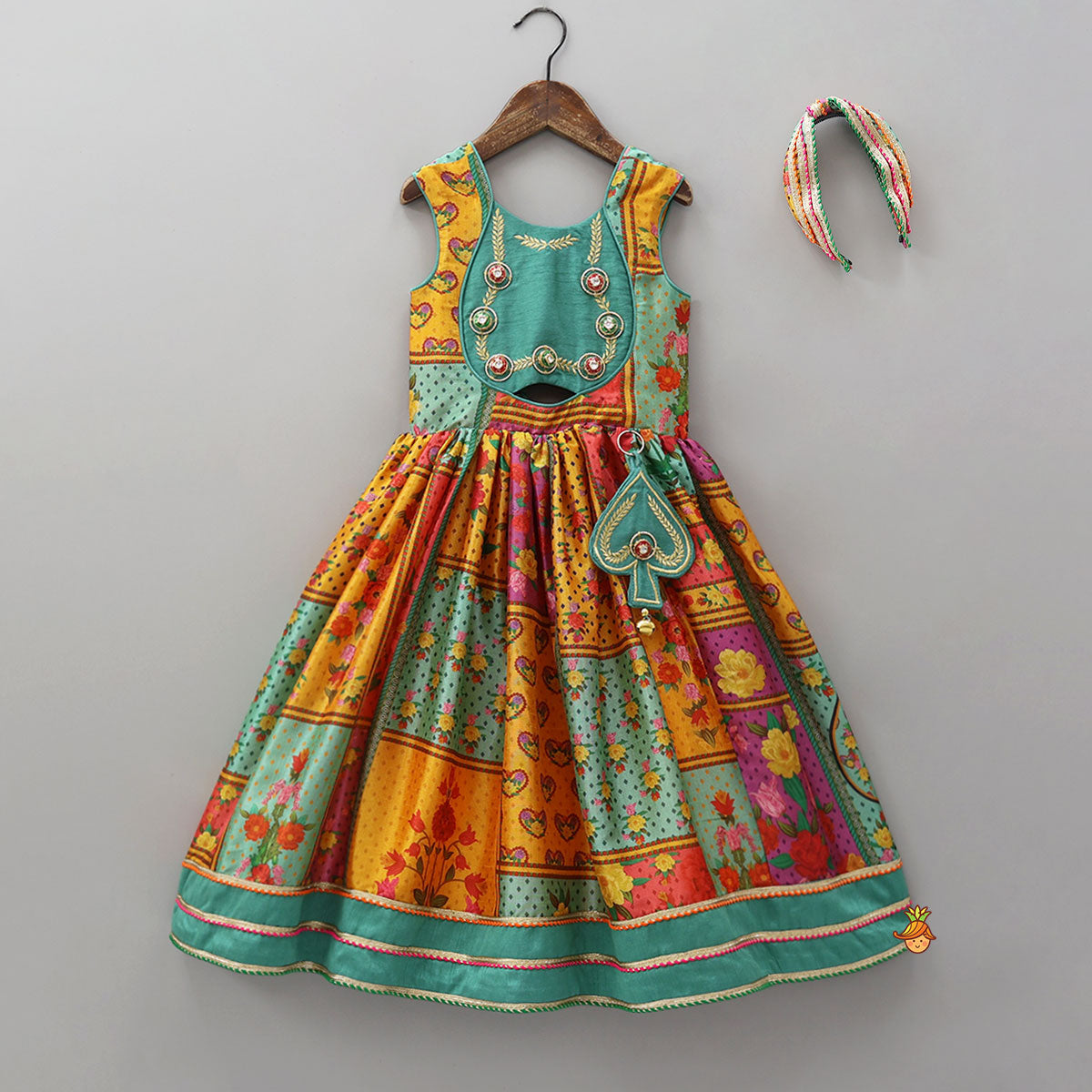 Elegant Multicolour Printed Sleeveless Dress With Attached Bag And Matching Hairband