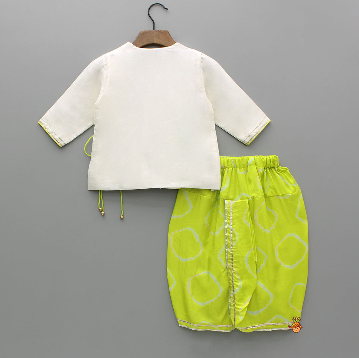 Mor Pankh Embroidered Off White Kurta And Green Dhoti With Mukut And Basuri