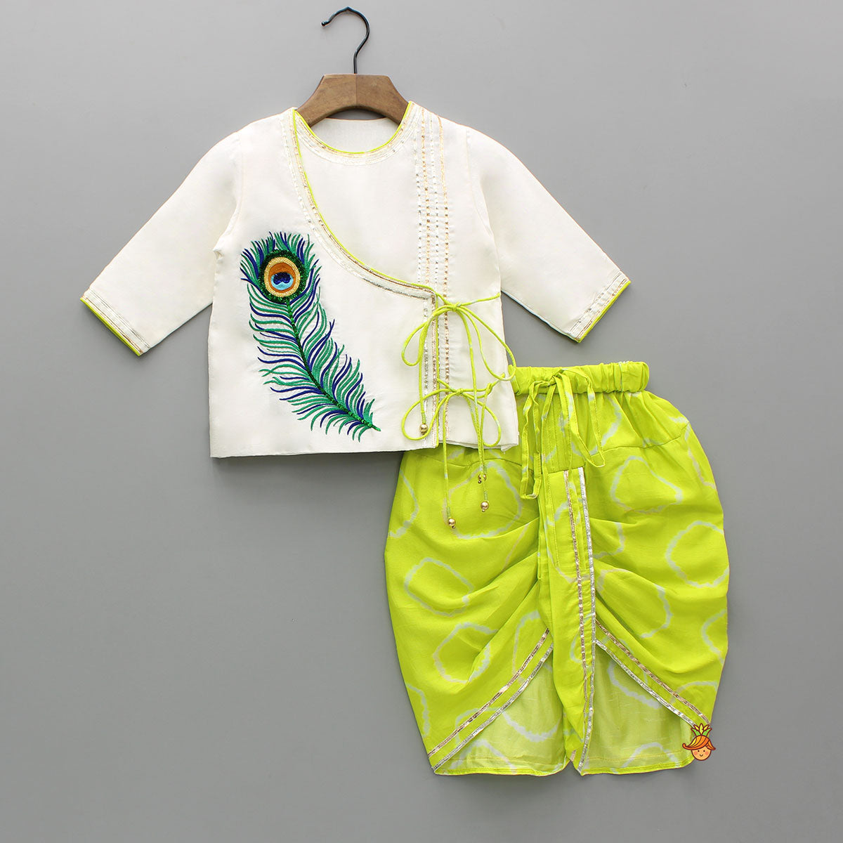 Mor Pankh Embroidered Off White Kurta And Green Dhoti With Mukut And Basuri