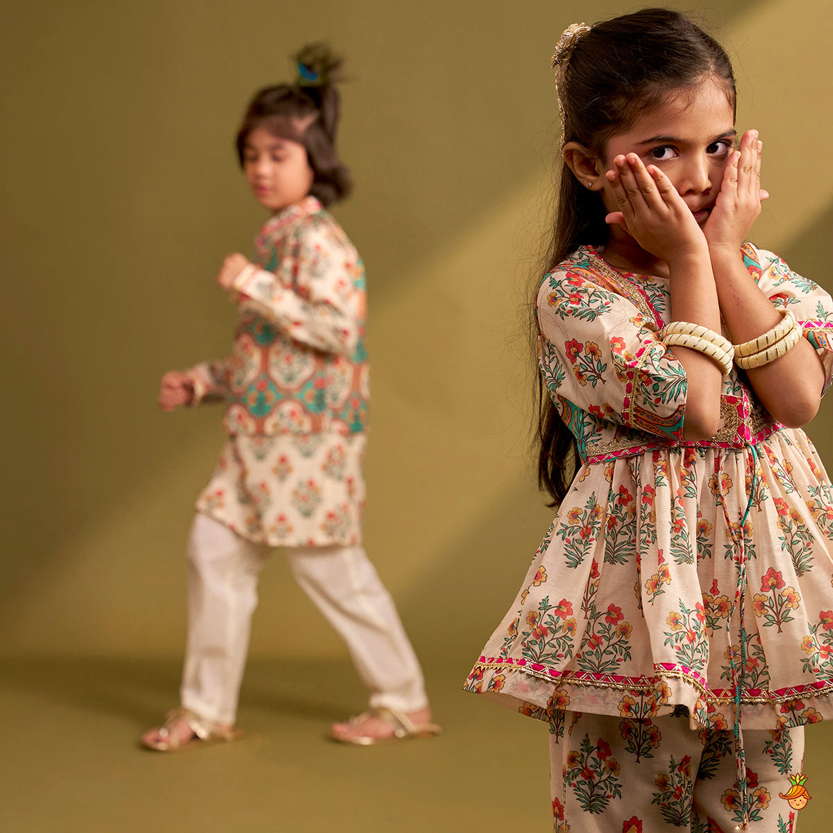 Multicolour Floral Printed Top With Front Knot Detail Jacket And Pant twinning model image 3