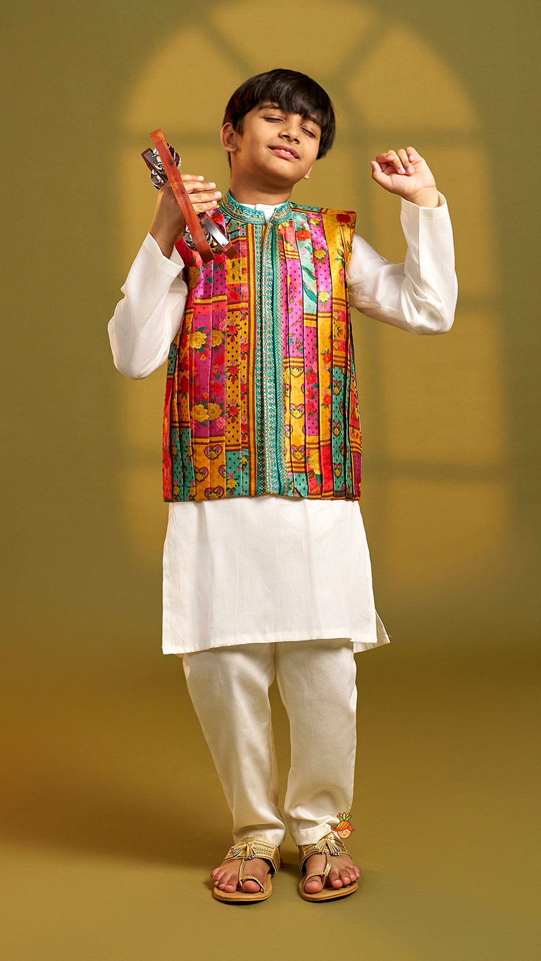 Off White Kurta With Printed Pleated Jacket And Pyjama