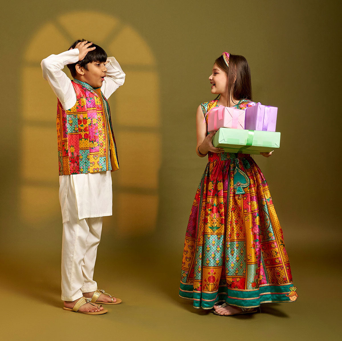 Off White Kurta With Printed Pleated Jacket And Pyjama twinning model image 4