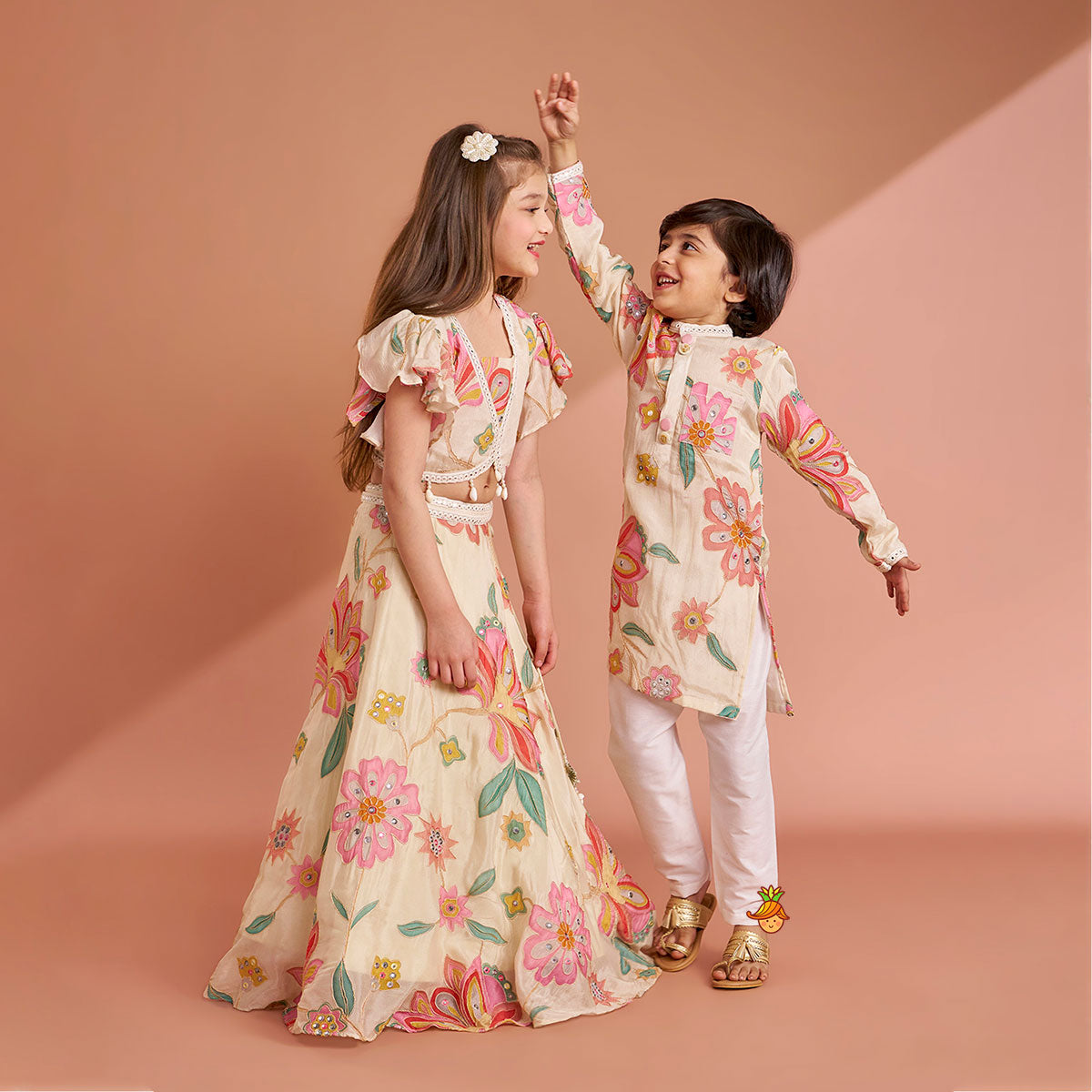 Off White Stylish Floral Kurta With White Pyjama twinning model image 3