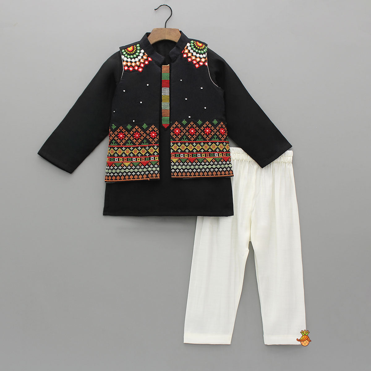 Thread-Detail Kurta With Front-Open Jacket And Pyjama
