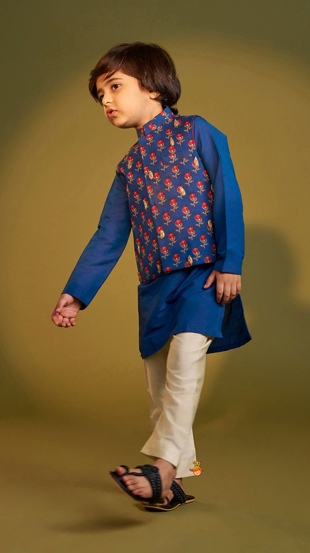 Ethnic Kurta With Pocket-Detail Jacket And Pyjama
