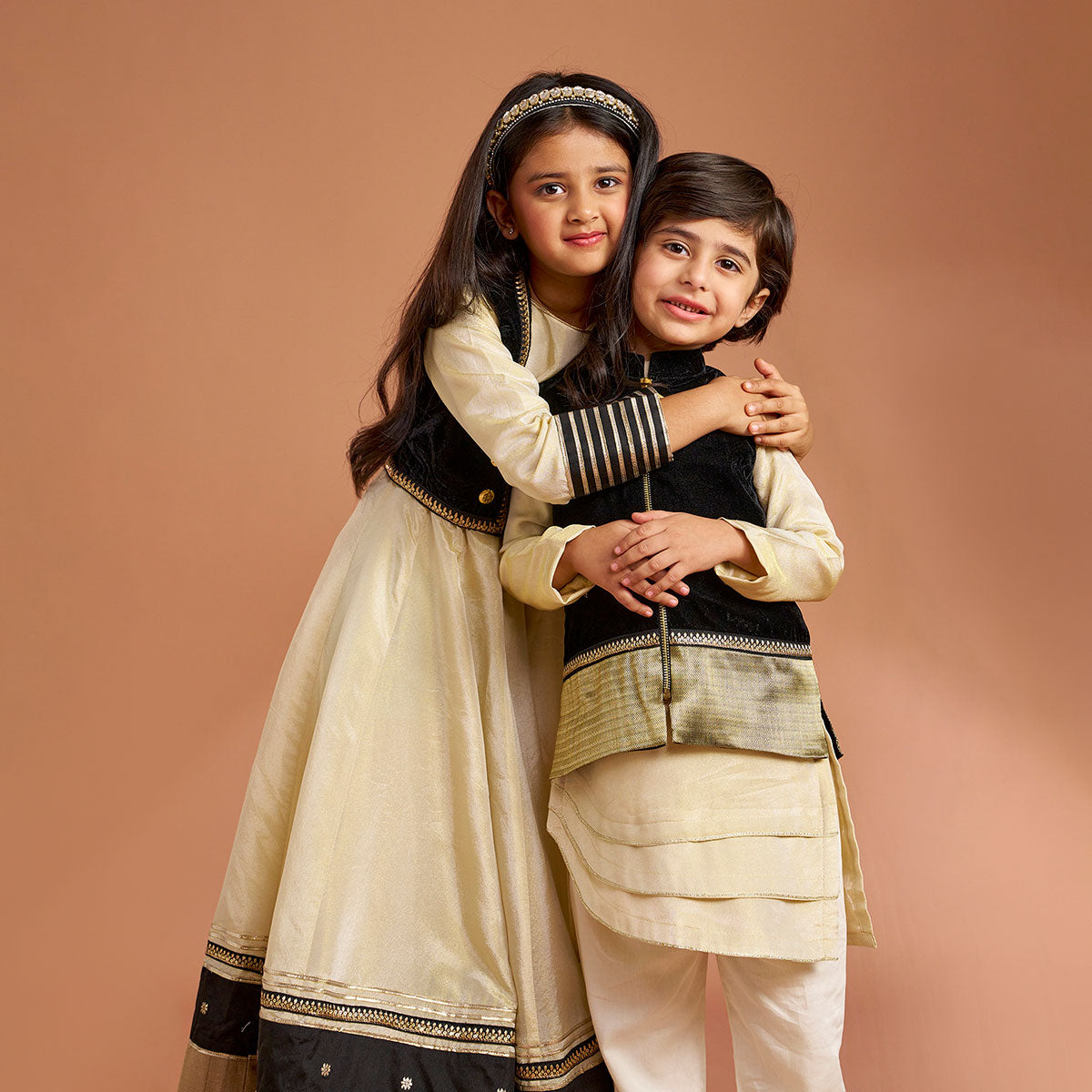 Shimmery Stylish Cut Hem Kurta With Velvet Jacket And Pyjama twinning model image 3