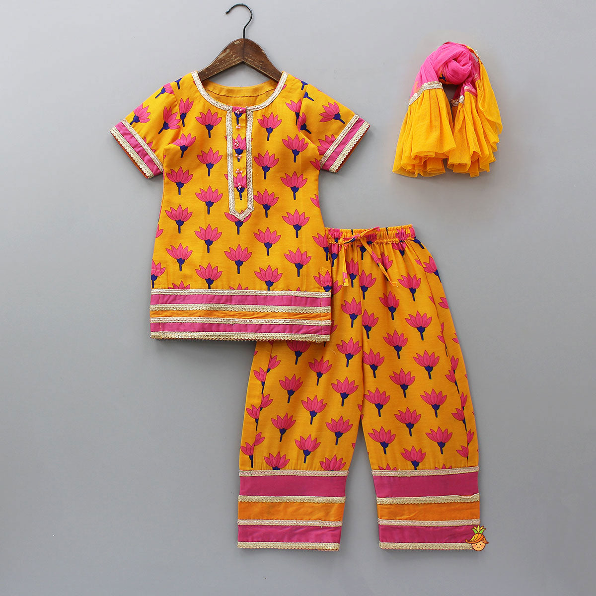 Elegant Floral Printed Kurti And Pant With Ruffle Dual-Tone Dupatta