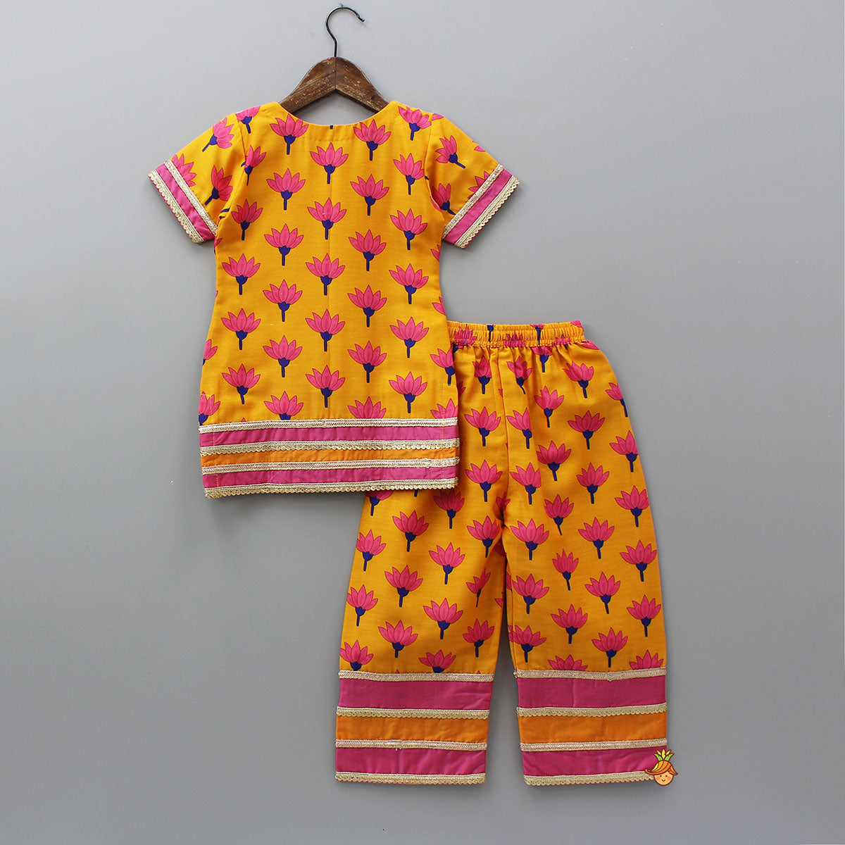 Elegant Floral Printed Kurti And Pant With Ruffle Dual-Tone Dupatta