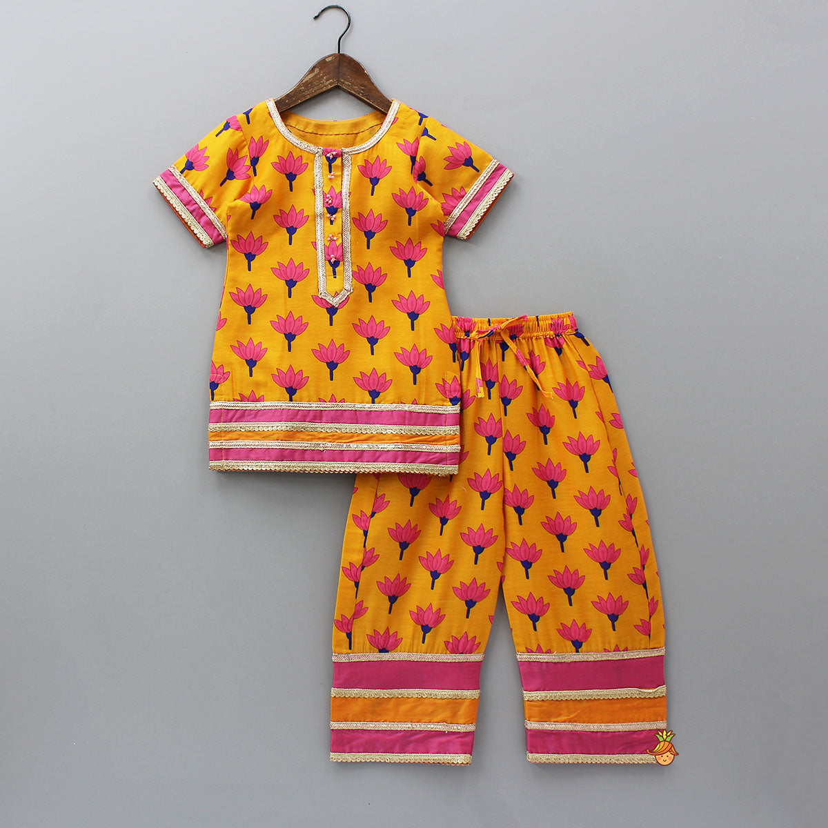 Elegant Floral Printed Kurti And Pant With Ruffle Dual-Tone Dupatta