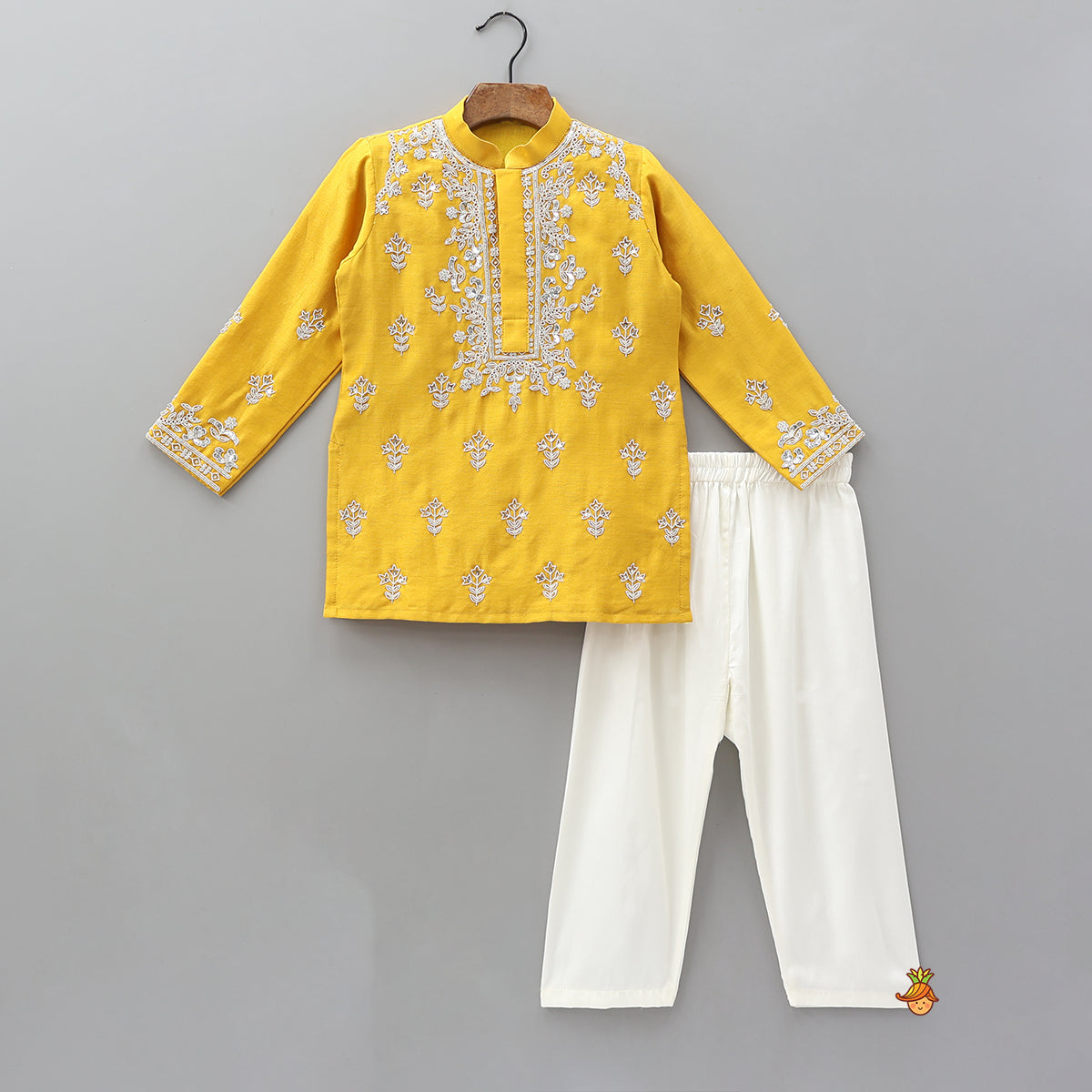 Intricately Embroidered Ethnic Kurta With Pyjama