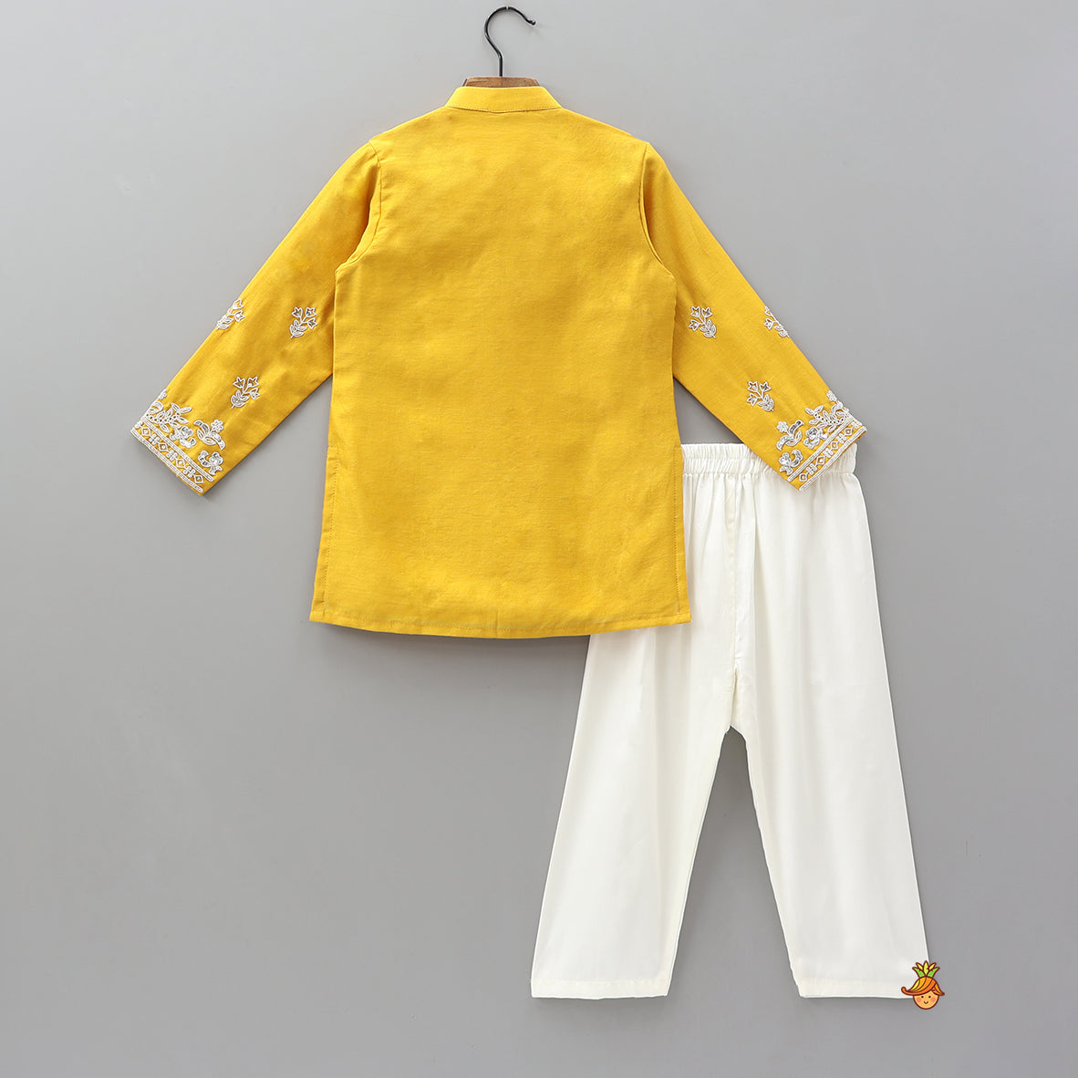 Intricately Embroidered Ethnic Kurta With Pyjama