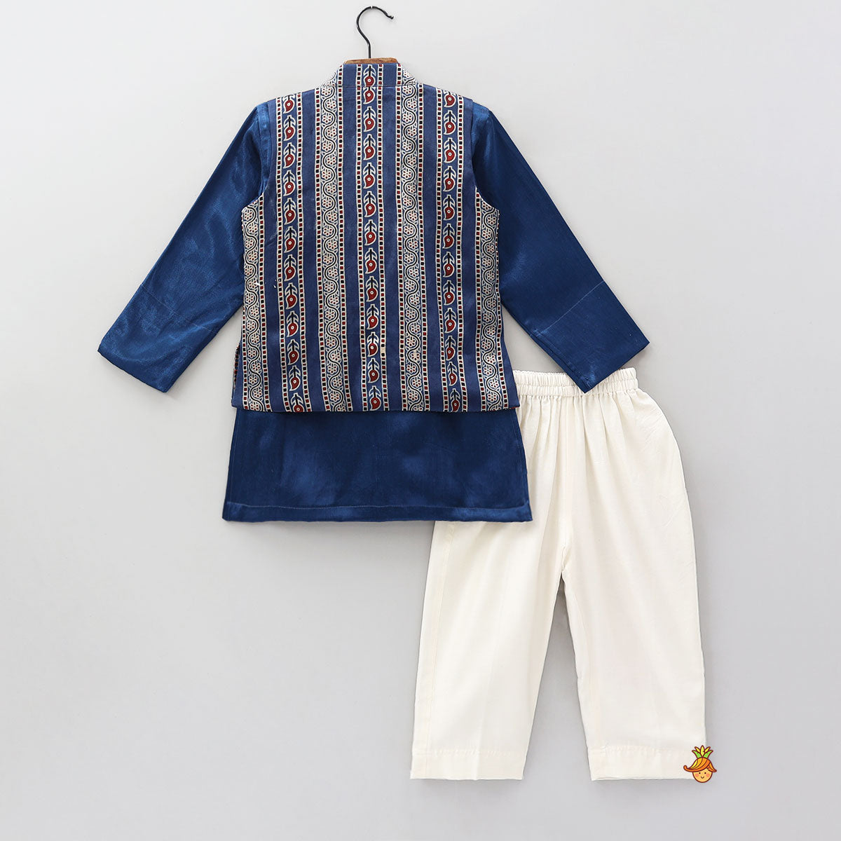Ethnic Kurta With Three Pocket Detail Jacket And Pyjama