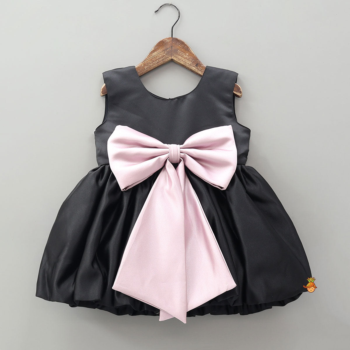 Contrasting Bow Adorned Dress