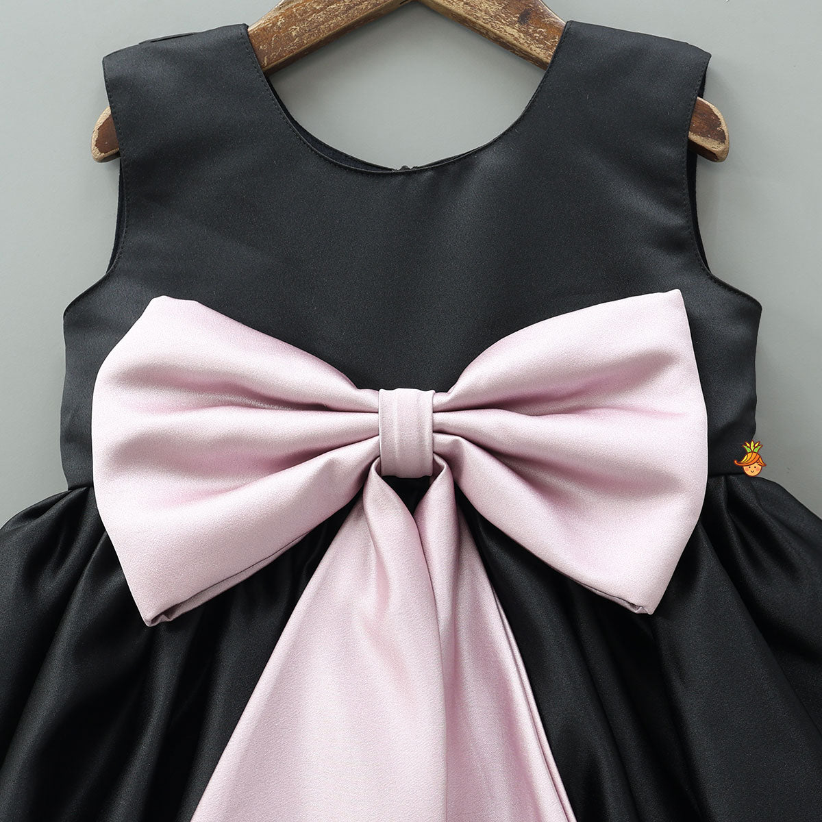 Contrasting Bow Adorned Dress