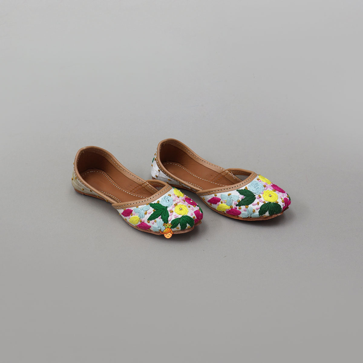 Thread Floral Embroidered Flat Jutti
