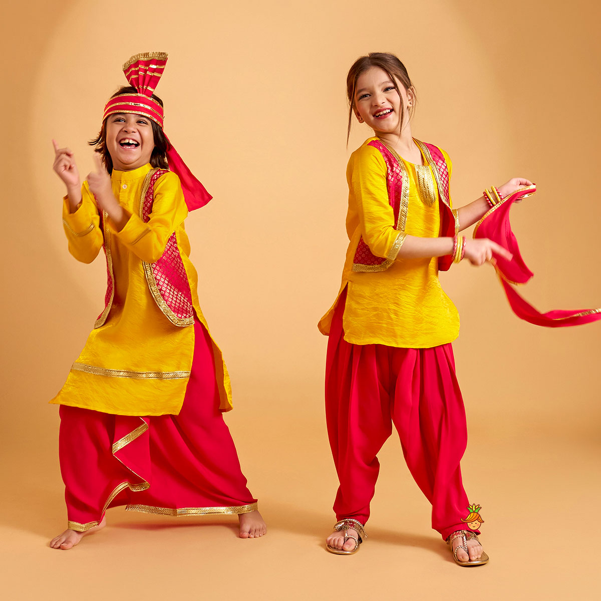 Shimmery Festive Kurta With Lungi, Turban And Accessories Set twinning model image 3
