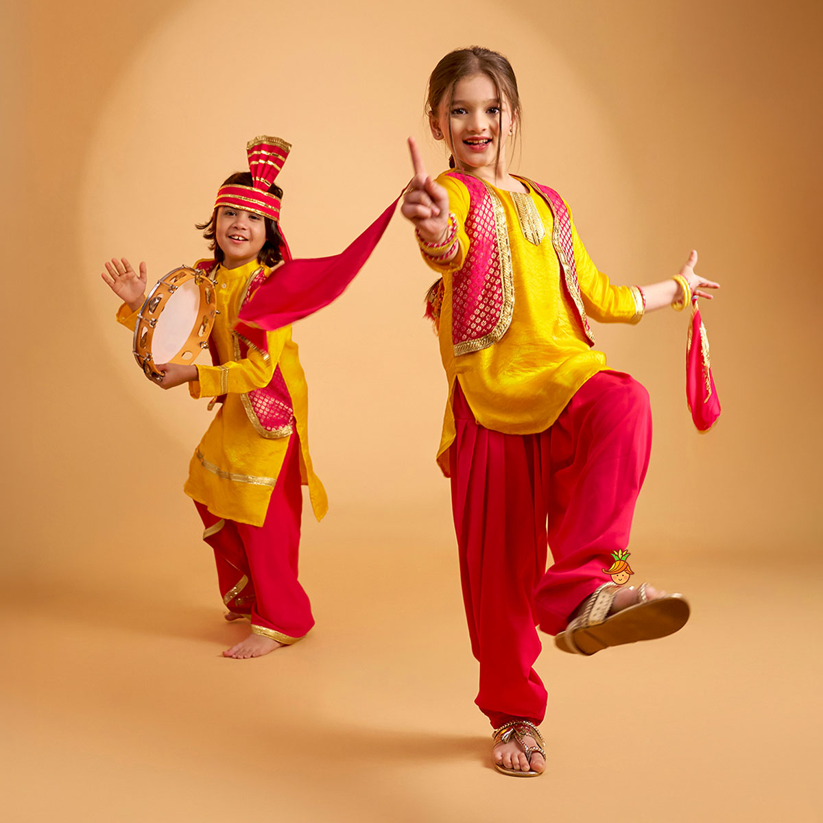 Shimmery Festive Kurta With Lungi, Turban And Accessories Set twinning model image 4
