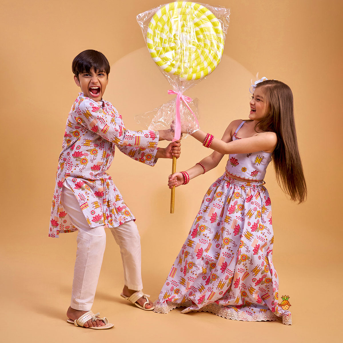 Printed Pin Tuck Kurta And Pyjama twinning model image 3